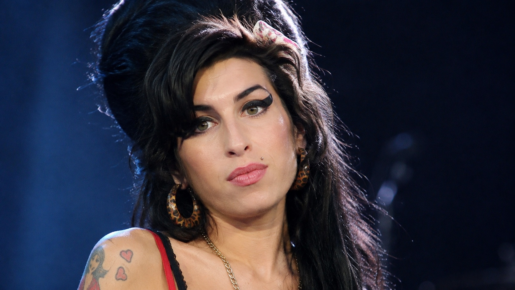 Amy Winehouse sur scène, coiffure en ruche et maquillage signature